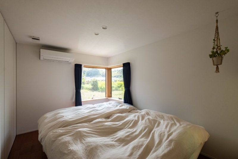 優しい光を取り込む寝室は、景色を取り込む窓が特徴的