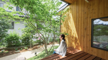 景色に調和するレッドシダーの平屋