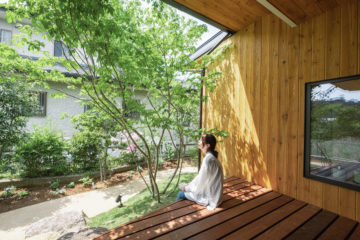 景色に調和するレッドシダーの平屋