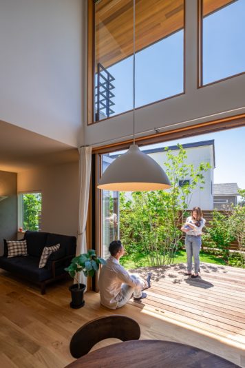 吹抜けと庭がつながり開放的なLDK