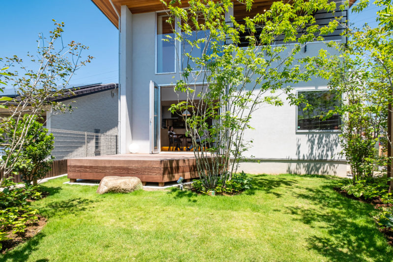 プライベートを確保した広々した庭スペース