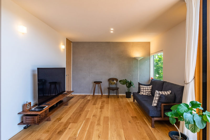 モールテックスの素材感を楽しめるリビングスペース