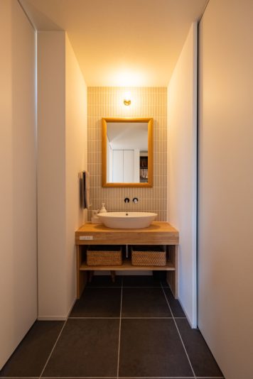 上品なタイル張りの造作洗面台