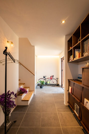 ご夫婦の趣味を共有できる多目的な玄関ホール