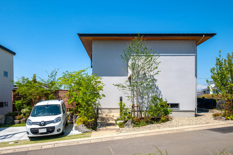 深い軒とシンプルなフォルムが印象的な和モダンな外観
