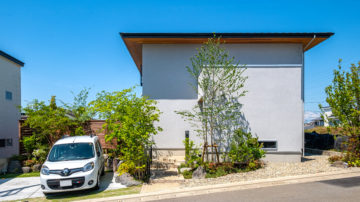 ウチとソトがつながる吹抜けリビングのある家