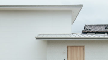 二世帯の家族が集う明るいリビングのある家