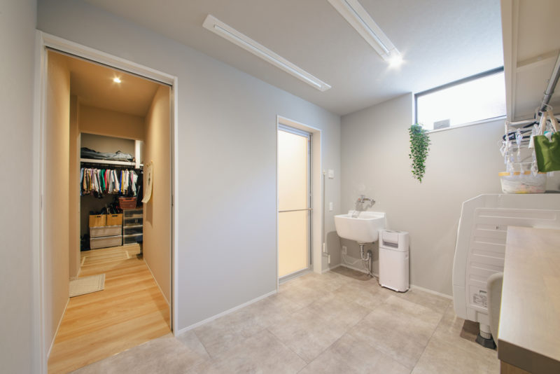 衣類の収納と洗濯が一カ所で完結する、家事がはかどる便利なランドリールーム