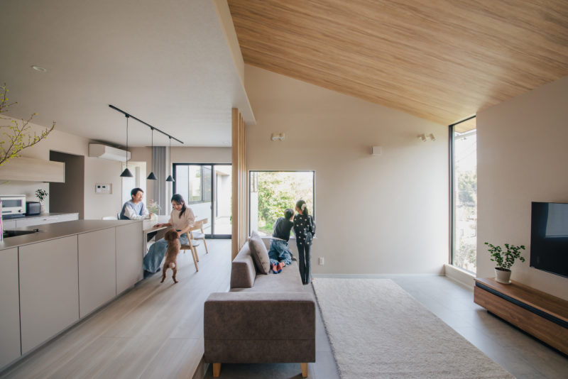 勾配天井のLDKはリビングを1段下げて空間にメリハリをつけた設計に