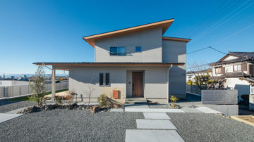 丘の上に佇むこころ安らぐ和モダンの家