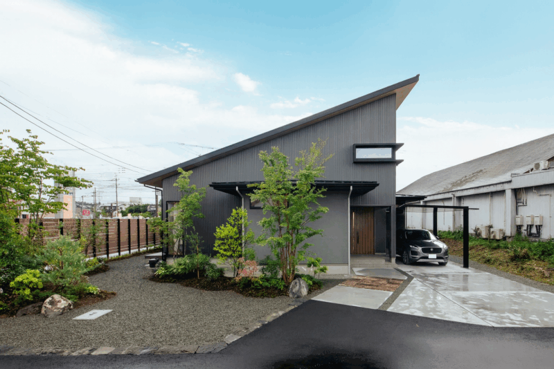 シンプルだが大屋根が印象的な外観。植栽を楽しむことができる玄関へのアプローチはお庭づくりも大切にしているからです。