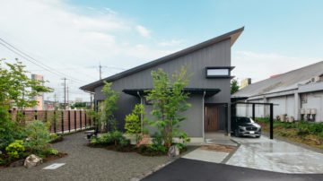 庭と暮らしを楽しむ大屋根の家