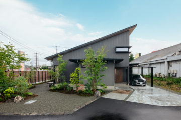 庭と暮らしを楽しむ大屋根の家