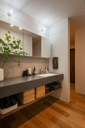 2人並んでもゆったりと使える広々した洗面スペース。ついカウンターに置きがちな物もミラー裏の収納スペースへ。<br />
見せる収納と隠す収納をバランスよく配置することで機能性とデザイン性を両立した空間です。<br />
<br />
