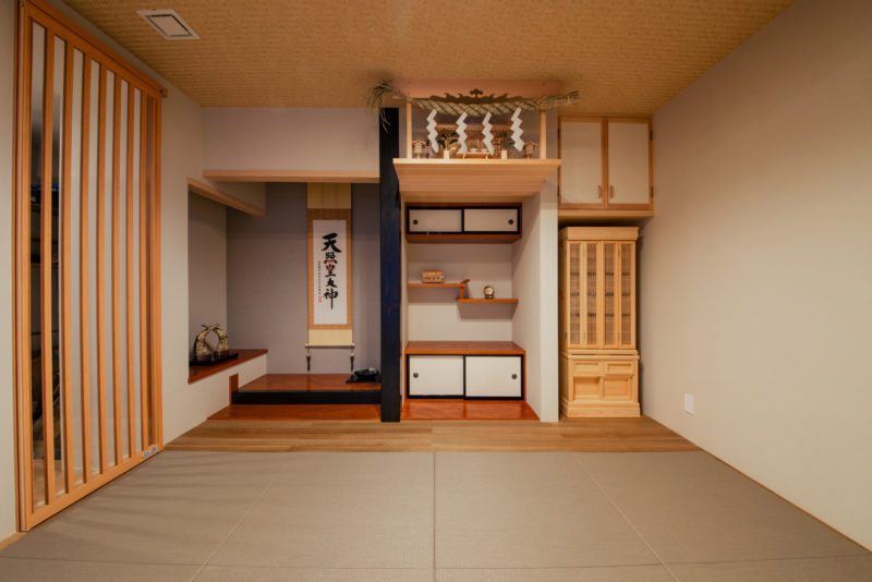 家族の歴史を受け継ぎ、心を整える和の空間。和になりすぎず今の生活スタイルに合うように襖ではなく視線が抜ける格子戸を採用しました。<br />
