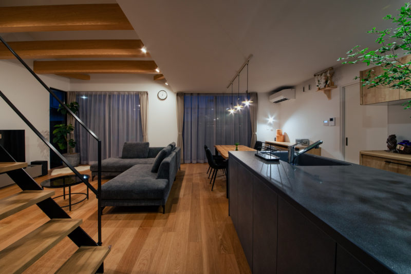 大きな窓からは温かい心地良い風と光が射しこみます。また、視線の先に窓があることで開放感を感じることもできます。