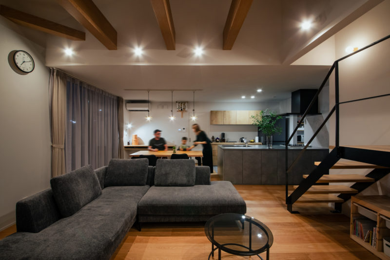 キッチン横のダイニングテーブルは家事効率も良くなりますが、お料理しながら家族とコミュニケーションを取りやすくもなります。<br />
お料理の時間も楽しくなりそうですね。