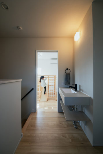 お子様が大きくなってもスムーズに使えるようセカンド洗面台を計画