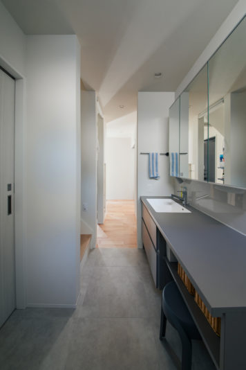 帰宅動線と2階居室からの動線に設けた洗面スペース