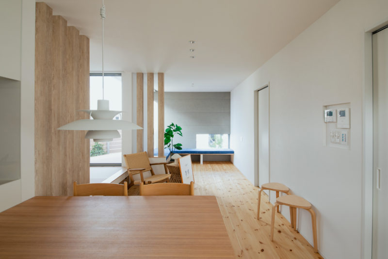 壁面につづく窓から植栽が飛び込むLDK