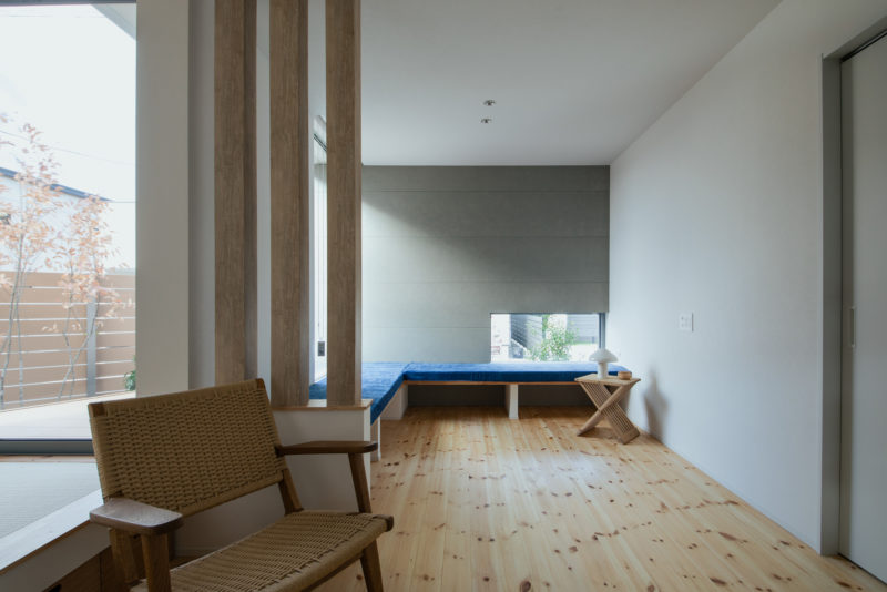 壁に陰影をつくる窓計画