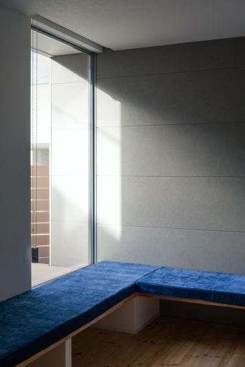 造作でつくった外とつながるベンチソファー