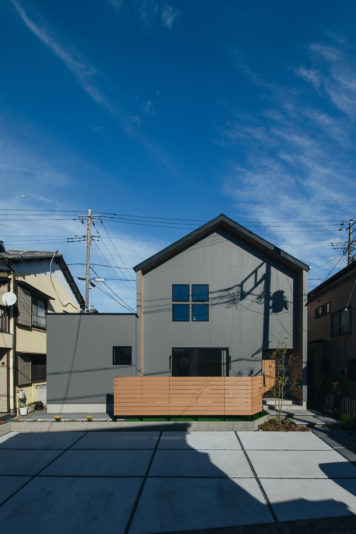 かわいい窓が印象的な三角屋根の外観