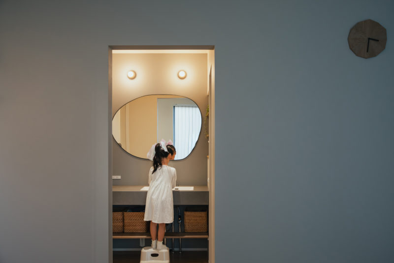 帰宅動線とリビングからツーウェイでアクセスできる洗面台