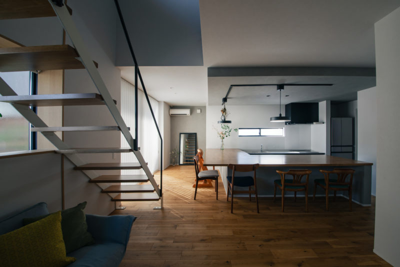 吹抜けから光が差し込むスチール階段