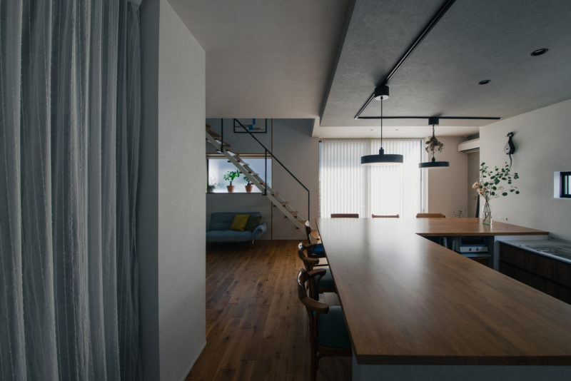 造作でつくった大きなL型ダイニングカウンター