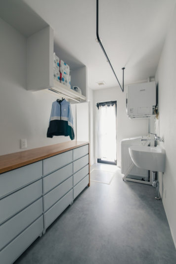 室内干しと外干しの両方に対応できるランドリースペース