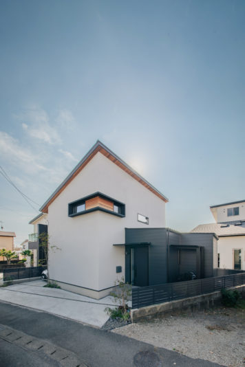 塗壁とガルバとレッドシダーが映えるシンプルな外観デザイン