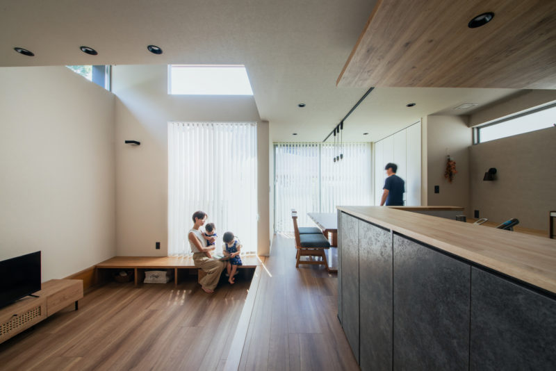 大きな吹抜けとピット式のリビングのあるLDK