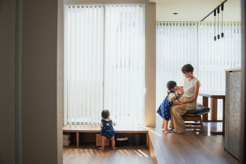 庭で遊ぶお子様をどこからでも見渡せる空間設計
