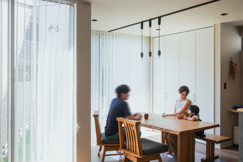 気持ちの良い光が差し込むダイニング空間