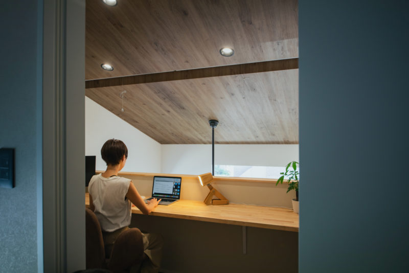 家族の気配を感じられる吹抜けとつながるワークスペース