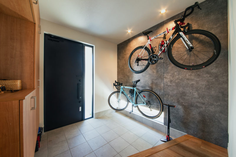 自転車も収納できる広々玄関ホール