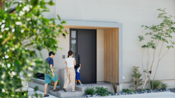 吹抜けから光が差し込むピットリビングの家