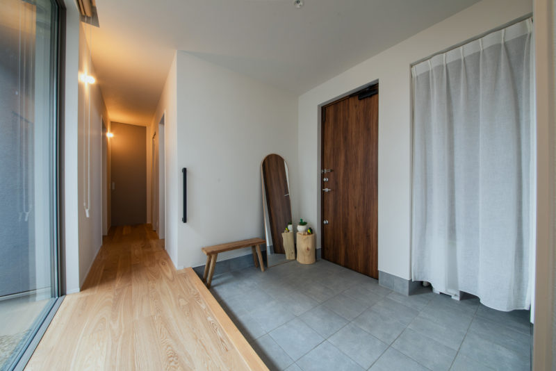 ご家族が並んで靴を履ける広々した玄関