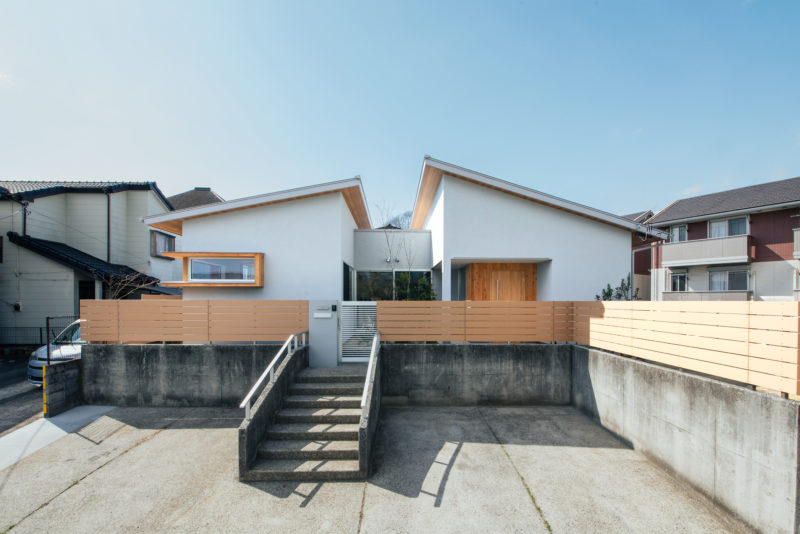 2つの屋根が重なり合う奥行感ある外観