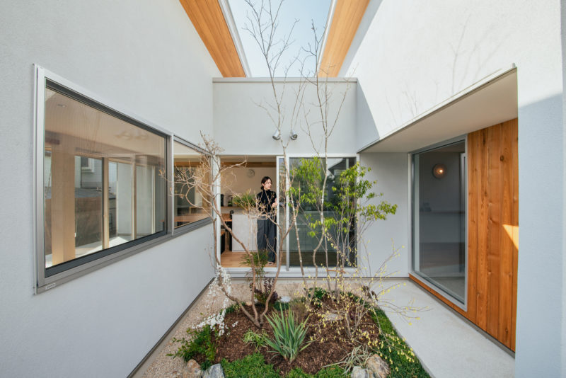 ソトへと開く中庭