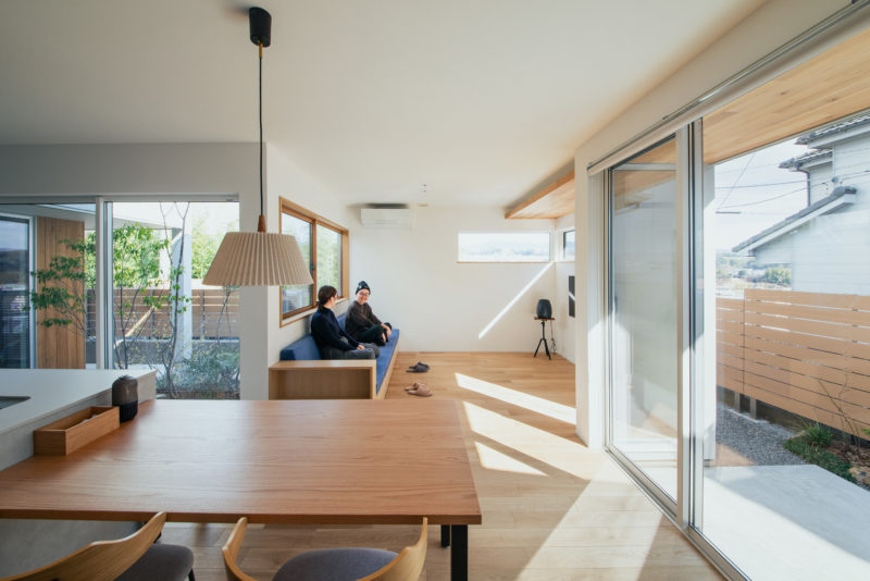 庭の緑とやさしい光が差し込むリビングダイニング