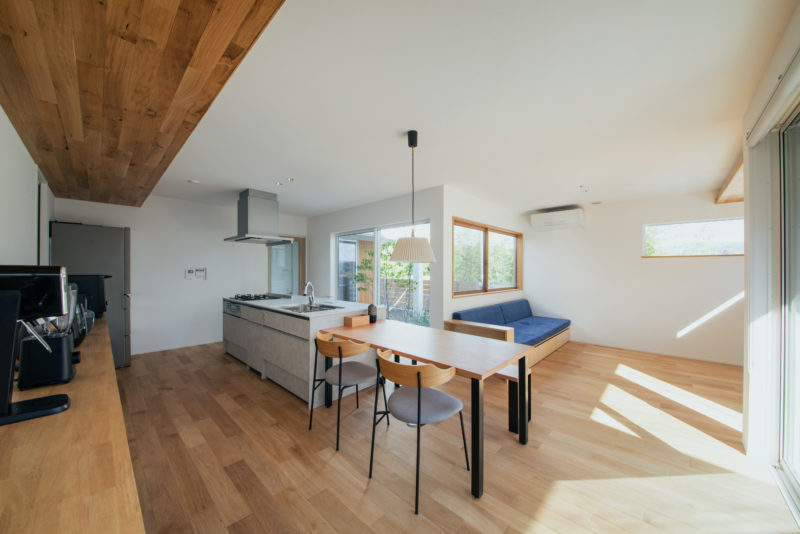 庭を囲うリビングダイニングキッチン