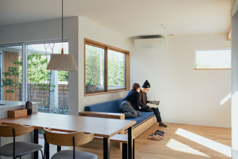 四季を感じる緑に囲まれた造作ソファー