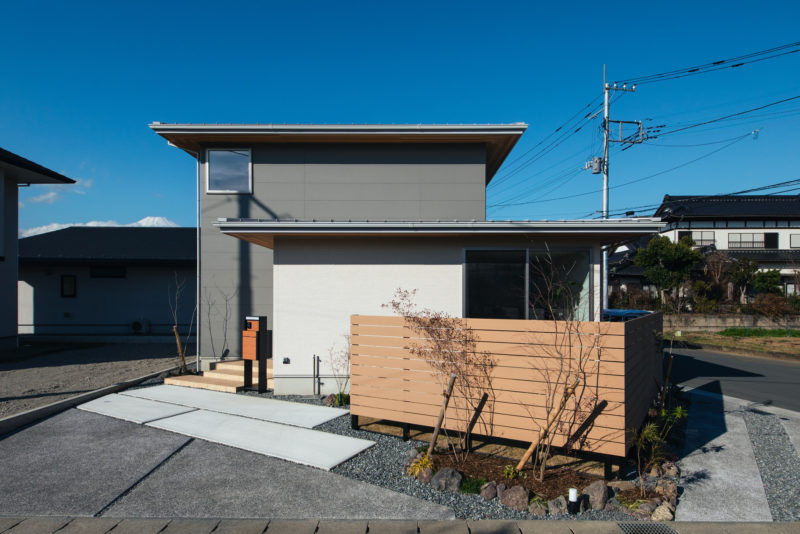 軒先の水平ラインが綺麗な寄棟屋根の外観