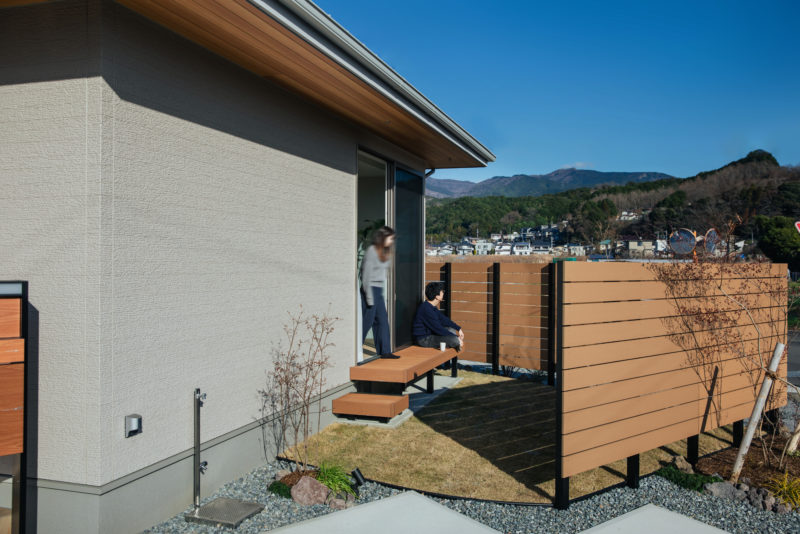 プライバシーを確保した庭スペース