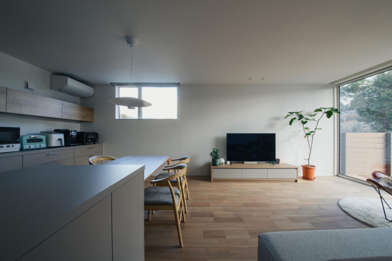 裾野の山並みを借景したピクチャーウィンドウ