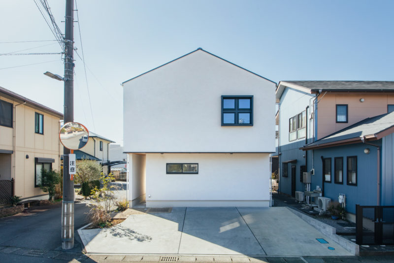 三角屋根がかわいい白い外観。