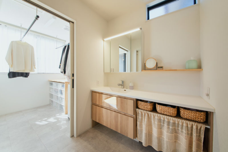 ゆとりある洗面室とランドリー。