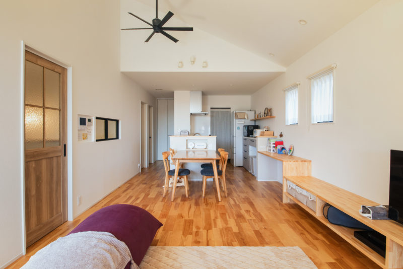 無垢床の温もりと、勾配天井の抜け感が心地よい。ゆったりとした時間が流れるリビングダイニング。